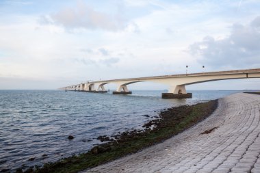 Denizin üzerindeki köprü