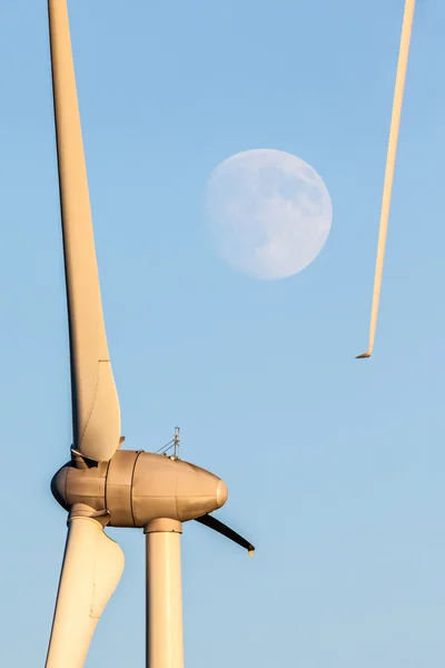 Luna whit molino de viento —  Fotos de Stock