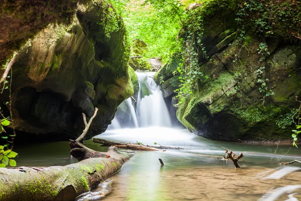 Río junto a una gran roca — Foto de Stock