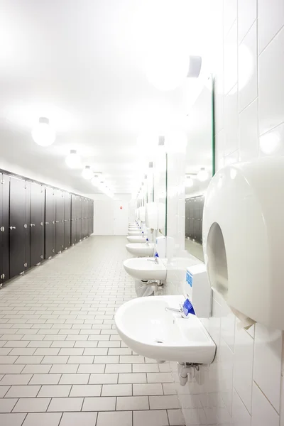 Türen aus Toiletten und Waschbecken — Stockfoto