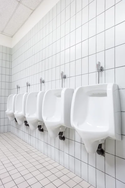 Urinal an der Wand — Stockfoto