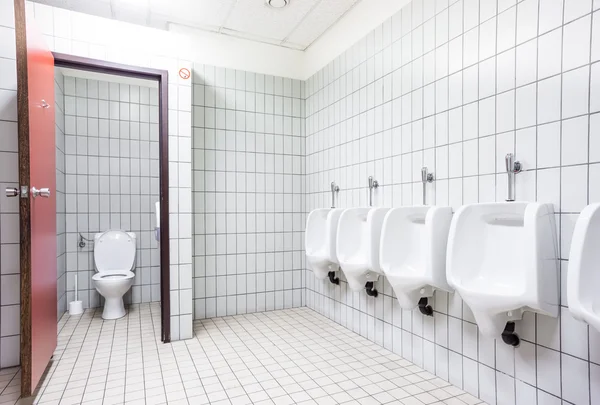 Pisuar ve tuvalet kapıları — Stok fotoğraf