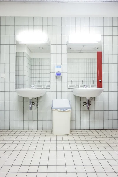 Duvardaki lavabo — Stok fotoğraf