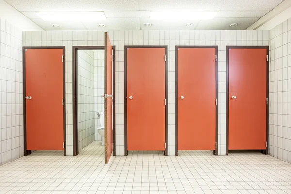 Türen aus Toiletten — Stockfoto