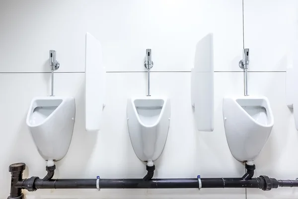 Urinal an der Wand — Stockfoto