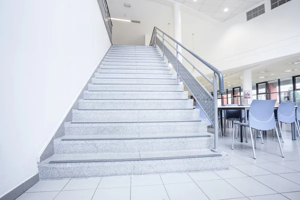 Escalier dans un bâtiment — Photo