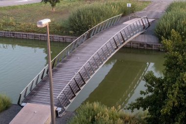 Sabahın erken saatlerinde nehrin karşısındaki bu güzel yaya köprüsünde