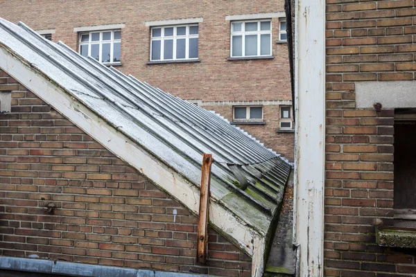 屋根の上の2つの古い建物の間には屋根があります — ストック写真