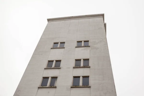 Staden Står Denna Höga Byggnad Med Vit Himmel Grund Många — Stockfoto