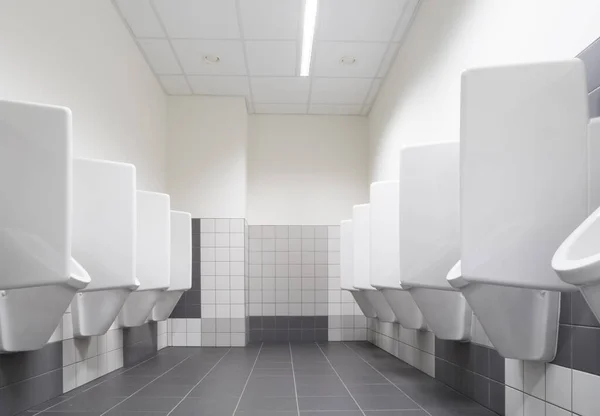 Urinoarer Gammal Byggnad Endast För Män — Stockfoto