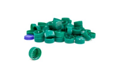 Beyaz arka planda şişe kapağı koleksiyonunda