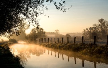 Sonbaharda bir Kasım sabahı bu sis çayırda ve ağaçlarda nehrin üzerinde asılı durur..
