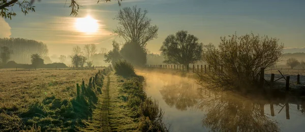 Einem Novembermorgen Herbst Hängt Dieser Nebel Über Dem Fluss Entlang — Stockfoto