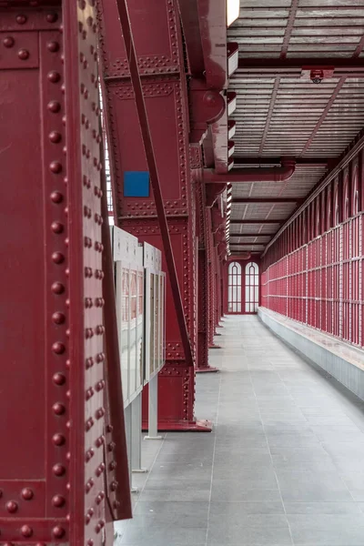 Pólo Ferro Vermelho Uma Estação Trem Uma Cidade Movimentada Fim — Fotografia de Stock