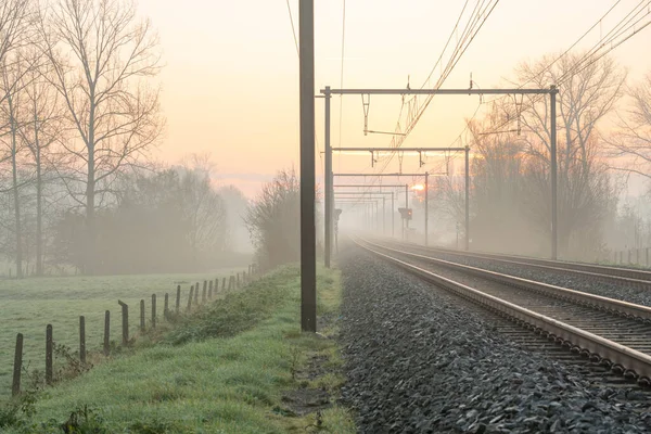 Una Hermosa Mañana Pista Con Sol Saliendo Con Niebla Del —  Fotos de Stock