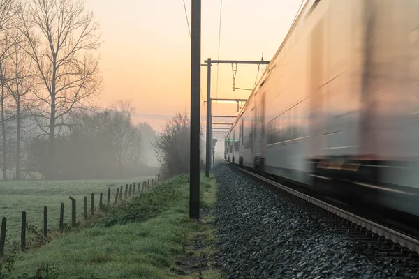 Una Hermosa Mañana Pista Con Tren Sol Saliendo Con Niebla —  Fotos de Stock