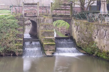 Baharın güneşli bir gününde, bu güzel baraj nehirdeki en uzun barajdır..