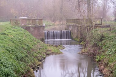Baharın güneşli bir gününde, bu güzel baraj nehirdeki en uzun barajdır..