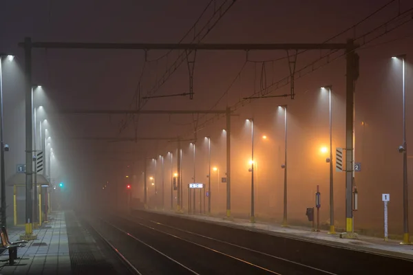 Dieser Wunderschöne Bahnhof Ist Nachts Beleuchtet — Stockfoto