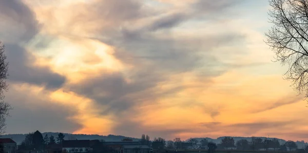 白い夕日と雲の景色 — ストック写真