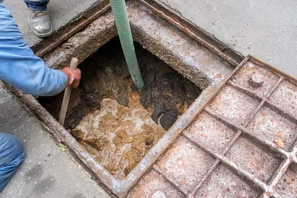 Servicio Limpieza Está Limpiando Pozo Negro Con Intestino Grueso Una — Foto de Stock