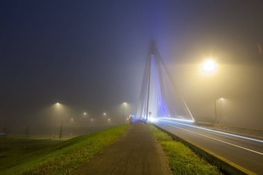 Köprü, Whit Nehri üzerindeki mavi ışık Sabah sisi
