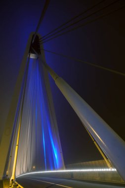 Köprü, Whit Nehri üzerindeki mavi ışık Sabah sisi