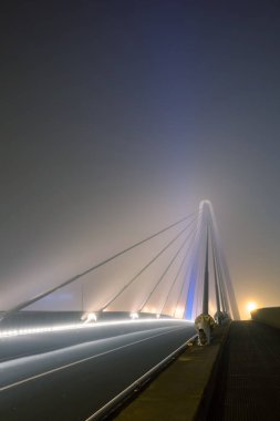 Köprü, Whit Nehri üzerindeki mavi ışık Sabah sisi