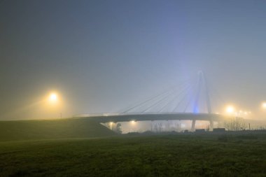 Köprü, Whit Nehri üzerindeki mavi ışık Sabah sisi