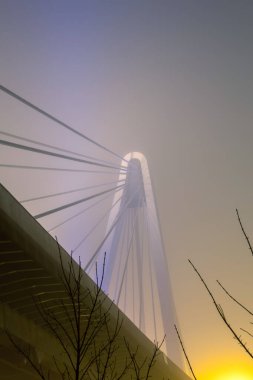 Köprü, Whit Nehri üzerindeki mavi ışık Sabah sisi