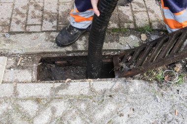 Temizlik servisiyle tıkanmış bir kanalizasyon temizlendi.