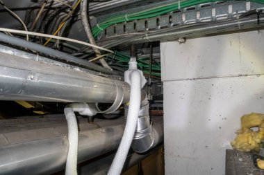 Isıtma boruları dondurulmuş ve borular üzerinde çalışmak üzere dondurulmuş.