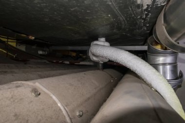 Isıtma boruları dondurulmuş ve borular üzerinde çalışmak üzere dondurulmuş.