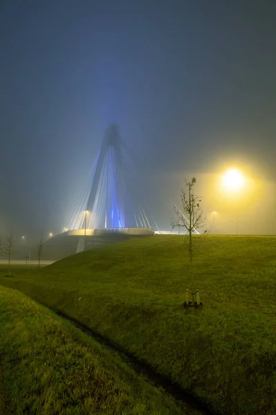 Ponte Whit Luz Azul Sobre Rio Whit Nevoeiro Pela Manhã — Fotografia de Stock