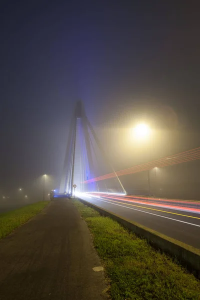 Ponte Whit Luz Azul Sobre Rio Whit Nevoeiro Pela Manhã — Fotografia de Stock