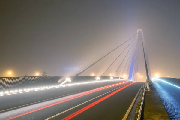 Köprü Whit Nehri Üzerindeki Mavi Işık Sabah Sisi — Stok fotoğraf