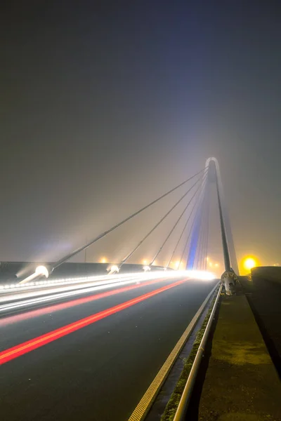 Most Whit Blue Světlo Přes Řeku Whit Mlha Dopoledních Hodinách — Stock fotografie