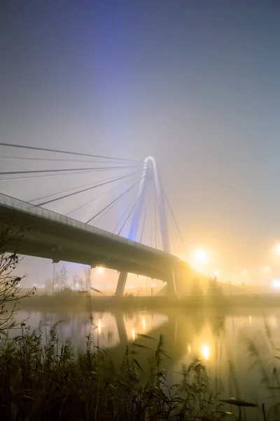Puente Con Luz Azul Sobre Río Con Niebla Mañana —  Fotos de Stock