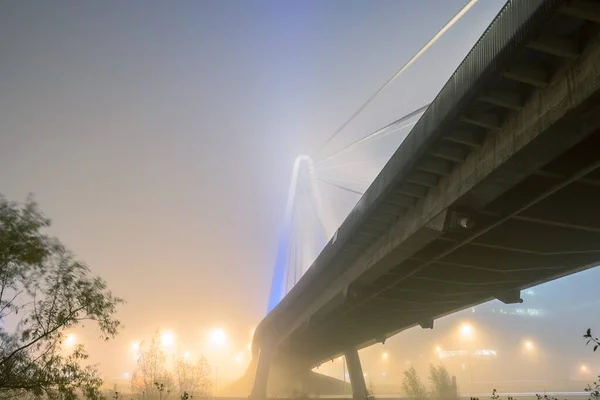 Ponte Con Luce Blu Sul Fiume Con Nebbia Mattino — Foto Stock