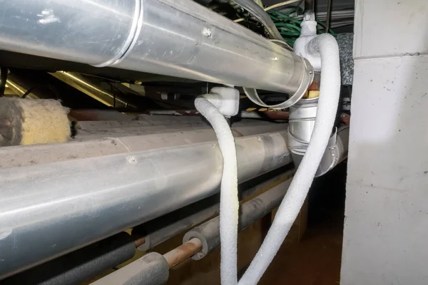 Tubos Aquecimento São Congelados Com Congelador Para Trabalhar Nos Tubos — Fotografia de Stock