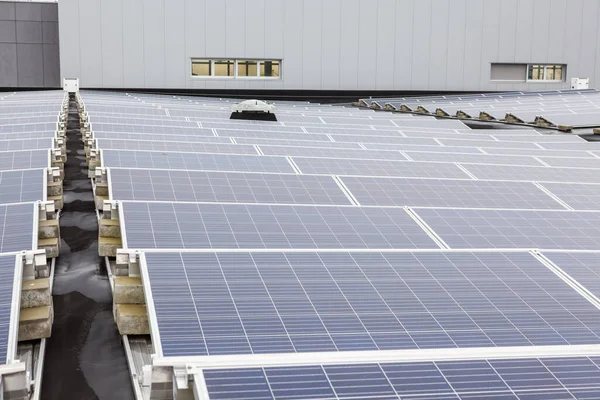 Edifício Uma Área Residencial Painéis Solares Telhado Dia Nublado — Fotografia de Stock