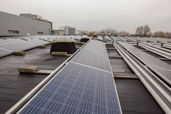 Edifício Uma Área Residencial Painéis Solares Telhado Dia Nublado — Fotografia de Stock