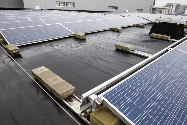 Een Gebouw Een Woonwijk Staan Een Bewolkte Dag Zonnepanelen Het — Stockfoto