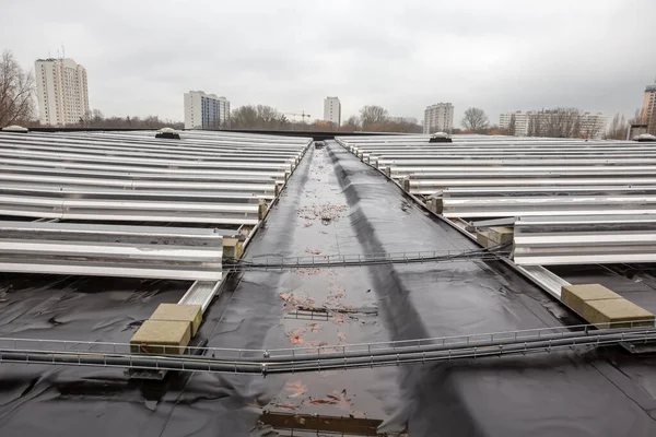 Budově Rezidenční Čtvrti Jsou Solární Panely Střeše Oblačného Dne — Stock fotografie