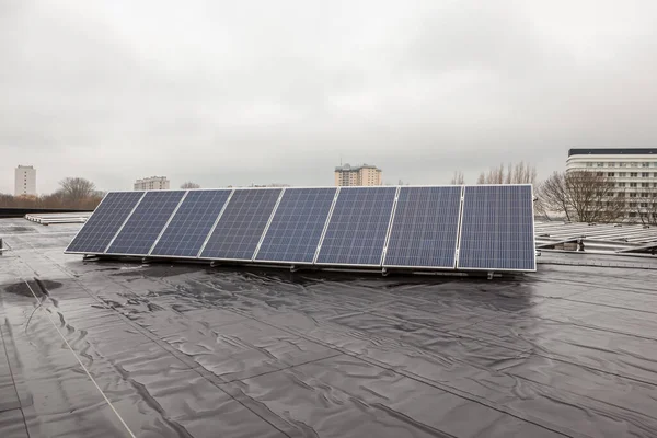 Edifício Uma Área Residencial Painéis Solares Telhado Dia Nublado — Fotografia de Stock