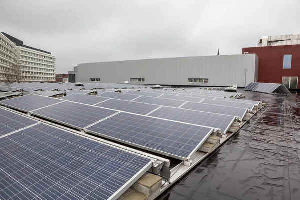 Edifício Uma Área Residencial Painéis Solares Telhado Dia Nublado — Fotografia de Stock