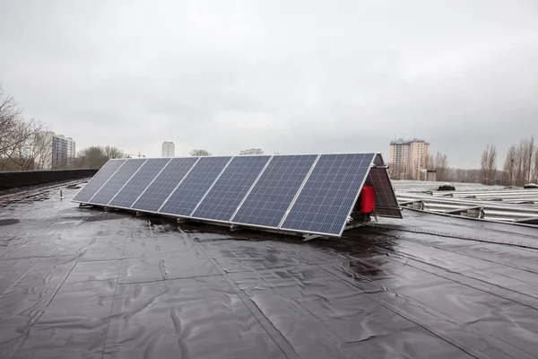 Sur Bâtiment Dans Quartier Résidentiel Des Panneaux Solaires Sur Toit — Photo