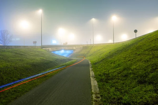 Durante Niebla Una Calle Bicicletas Por Noche Borde Una Ciudad — Foto de Stock