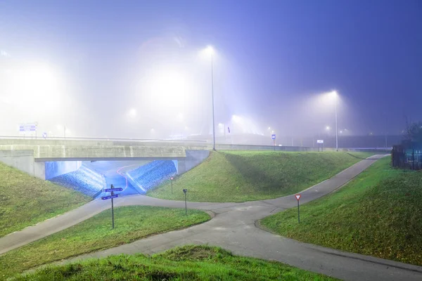 Nachts Nebel Auf Einer Fahrradstraße Rande Einer Stadt — Stockfoto
