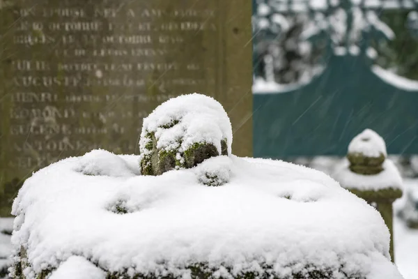 Cemetery Cemetery Skull Moss Gravestone Its Covered Whit Snow — Stock Photo, Image